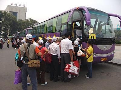 每次用車(chē)都選擇他這一家，感覺(jué)都非常好，這邊確實(shí)比較專業(yè)，而且?guī)煾狄埠苡胸?zé)任心，像這次出行因?yàn)槲覀兊某霭l(fā)點(diǎn)不怎么好停車(chē)，師傅主動(dòng)提前到達(dá)出發(fā)點(diǎn)，確認(rèn)停車(chē)位置，真的非常好