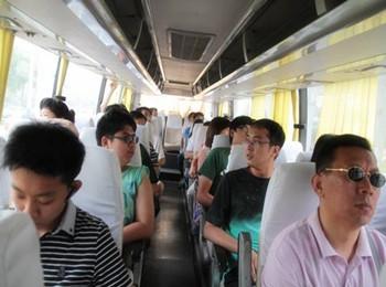 周師傅人很不錯(cuò)，提前一天聯(lián)系我們，提出了不少合理化建議。第二天一早提前半小時(shí)就到賓館門(mén)口等我們，車(chē)子很干凈，空調(diào)很足。一路上還給我們介紹風(fēng)土人情，帶著老人游玩，包車(chē)是很不錯(cuò)的選擇。