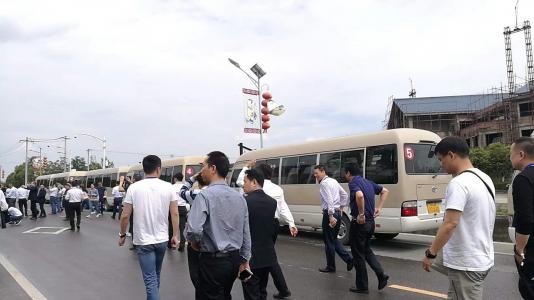 這次是會(huì)議用車(chē)，全部都是領(lǐng)導(dǎo)，司機(jī)穿著都比較整潔也比較正式用很多車(chē)，司機(jī)素質(zhì)也比較高，這次租車(chē)很滿意，還會(huì)去別的城市用車(chē)也找旅車(chē)匯。大公司服務(wù)的很得體